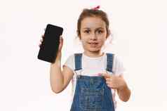 迷人的快乐的可爱的女孩点智能手机黑色的空白屏幕复制空间年轻的广告文本