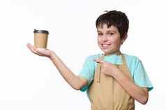 快乐十几岁的男孩酒保老板围裙销售咖啡生态纸板杯孤立的白色热喝