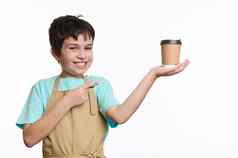 多民族十几岁的男孩酋长围裙点手指生态纸杯外卖咖啡孤立的白色