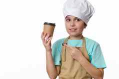 可爱的13岁以下的男孩穿着酒保咖啡师米色酋长围裙他点外卖喝生态纸杯