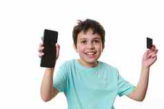快乐13岁以下的男孩持有智能手机自动取款机卡广告空间促销文本孤立的白色背景