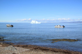 视图船冰川入口北部因纽特人社区池塘入口