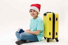 肖像孩子男孩圣诞老人他登机通过黄色的手提箱孤立的白色在世界范围内旅游旅行