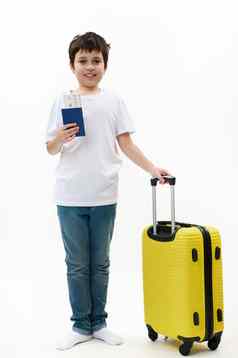 完整的大小旅行者孩子男孩休闲衣服持有手提箱登机通过走孤立的白色背景