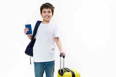 快乐13岁以下的男孩旅游蓝色的牛仔裤休闲t恤背包旅行袋登机通过微笑相机