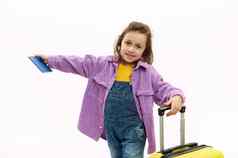 快乐的孩子女孩黄色的手提箱表达积极的情绪假期微笑白色背景
