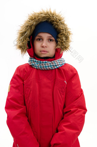 自信垂直肖像英俊的多民族孩子男孩穿温暖的夹克相机白色背景