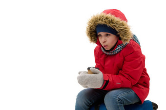 可爱的旅行者男孩红色的夹克羊毛连指手套假期变暖手杯热茶