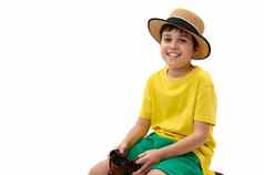 13岁以下的男孩旅行者旅游明亮的黄色的t恤绿色短裤稻草他双筒望远镜相机