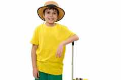 快乐的青少年男孩旅游旅行者黄色的t恤绿色短裤微笑快乐的露出牙齿的微笑相机