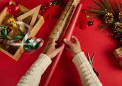 前视图女手挑选包装纸装饰丝带包装圣诞节一年礼物