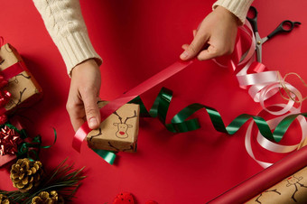 女手包装礼物盒子礼物纸鹿模式装修闪亮的红色的丝带圣诞节一年准备工作