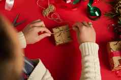 前视图女人米色毛衣装修x-mas礼物包装鹿模式礼物纸使弓亚麻绳子