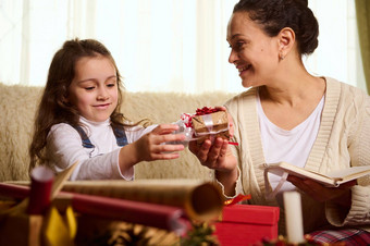 快乐家庭概念神奇的节日大气冬天假期妈妈女儿包装圣诞节礼物首页