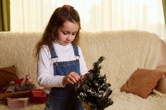 美丽的孩子女孩装修小玩具圣诞节树首页室内年准备工作12月