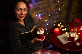 华丽的女人杯热巧克力棉花糖享受魔法圣诞节大气首页
