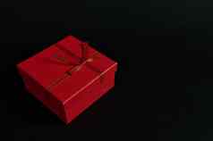 生活红色的纸板礼物盒子系弓孤立的黑色的背景复制广告空间网络横幅