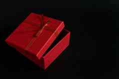 生活红色的纸板礼物盒子黑色的背景广告复制空间圣诞节情人节一天概念
