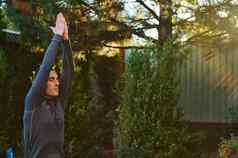 活跃的男人。运动员瑜珈提高手天空手掌棕榈冥想伸展运动身体瑜伽日落