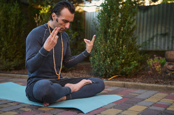 和平自信男人。运动员瑜珈冥想在户外瑜伽实践