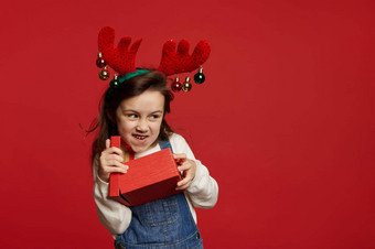 淘气的愉快的婴儿女孩鹿鹿角希望微笑复制广告空间解包圣诞节gif盒子