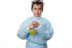 聪明的十几岁的男孩实验室外套持有玻璃瓶黄色的化学液体实验白色背景