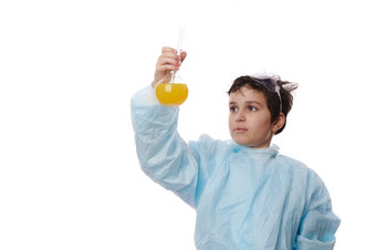 英俊的高加索人小学生科学家化学家白色实验室外套持有玻璃实验室烧瓶化学物质