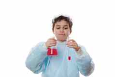 聪明的学生化学家十几岁的男孩持有瓶测试管化学红色的液体实用类化学