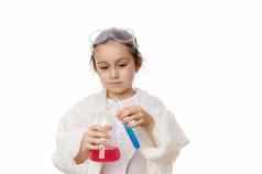 手女孩实验室外套在实验室测试管瓶化学物质试剂孤立的白色