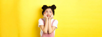 伤心喜怒无常的亚洲女孩精益脸手左生闷气的表达式站夏天衣服黄色的背景