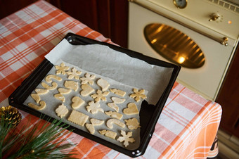 前视图烘焙表断路器姜饼面团模具厨房表格背景加热烤箱