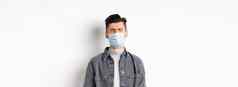 健康科维德流感大流行概念伤心哭男人。医疗面具感觉心烦意乱检疫站白色背景