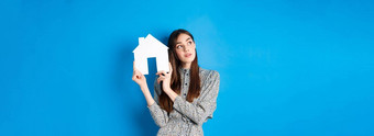 真正的房地产房地产经纪人保险概念梦幻美丽的成人女人思考房子显示纸首页断路标志站蓝色的背景