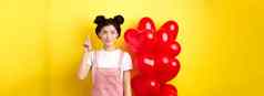 情人节一天概念美丽的朝鲜文女孩做梦完美的日期使上左角落里站红色的心气球黄色的背景
