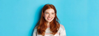 特写镜头美丽的红色头发的人女模型冬天毛衣微笑左复制空间站蓝色的背景