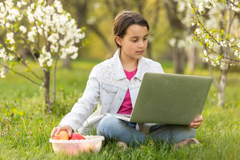 首页学校教育女孩移动PC视频闲谈，聊天花园