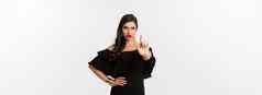 时尚美自信夫人黑色的衣服显示手指停止手势禁止不赞成站白色背景