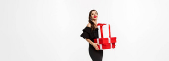 完整的长度优雅的女人黑色的衣服红色的嘴唇持有圣诞节礼物微笑很高兴收到礼物站白色背景