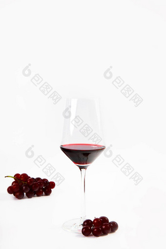 酒玻璃飞溅红色的酒葡萄孤立的白色背景复制空间
