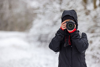 女摄影师需要图片冬天森林
