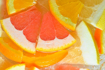 特写镜头视图葡萄柚橙色水果蜂蜜葡萄柚片水背景纹理冷却水果喝宏泡沫玻璃墙平设计水平宏图像夏天水果背景