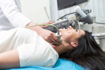 女人内分泌学家使超声女病人超声波办公室超声波诊断