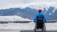后视图女人轮椅旅行山冬天