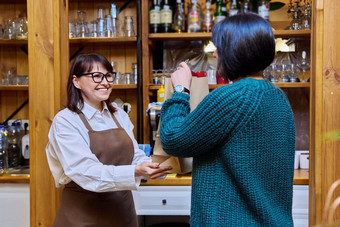 女人餐厅工人发行<strong>订单外卖</strong>食物纸袋