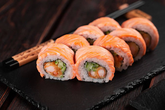 寿司卷费城<strong>蟹黄</strong>瓜奶油奶酪鱼子酱黑色的背景特写镜头寿司菜单日本食物概念