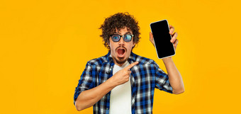的想法移动应用程序广告男人。显示智能手机屏幕黄色的工作室背景微笑的家伙广告模板手机显示模型