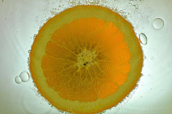 片<strong>橙色</strong>闪闪发光的水<strong>橙色</strong>水果片覆盖泡沫碳酸水<strong>橙色</strong>片水泡沫