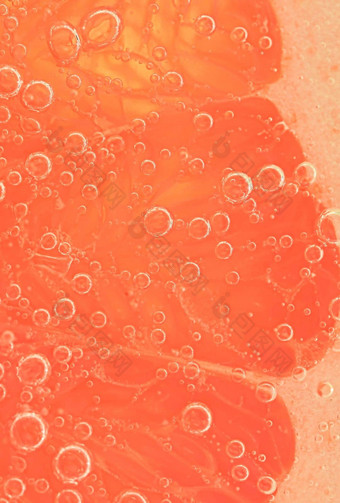 红色的葡萄柚片浮动俱乐部苏打水新鲜的葡萄柚片泡沫碳酸喝新鲜的自然红色的葡萄柚片覆盖泡沫