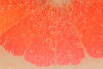 片葡萄柚闪闪发光的水葡萄柚片覆盖泡沫碳酸水葡萄柚片水泡沫