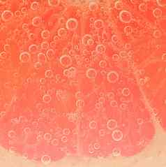 特写镜头葡萄柚片液体泡沫片红色的成熟的葡萄柚水特写镜头新鲜的葡萄柚片覆盖泡沫